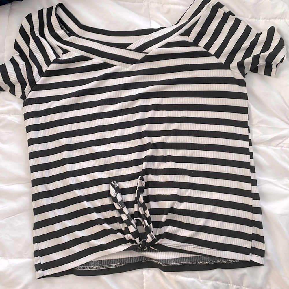 Full circle Trends T shirt with knot & V neck!